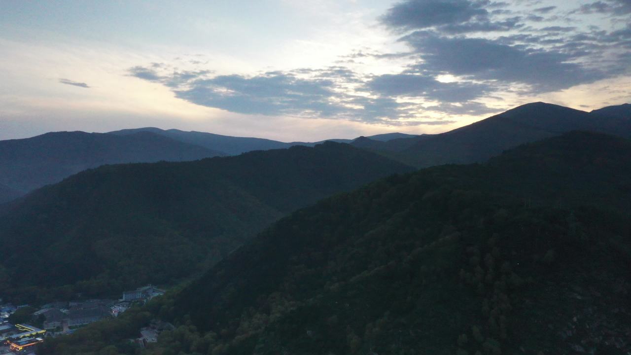 山间日落的宁静时光