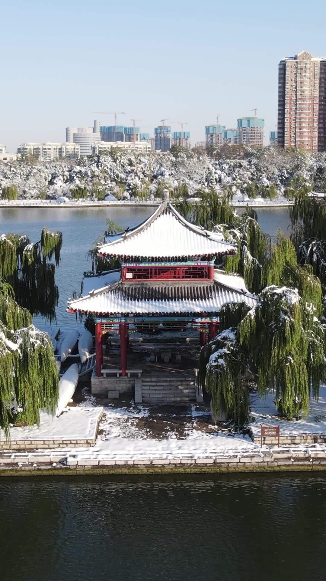 雪后湖畔古建筑