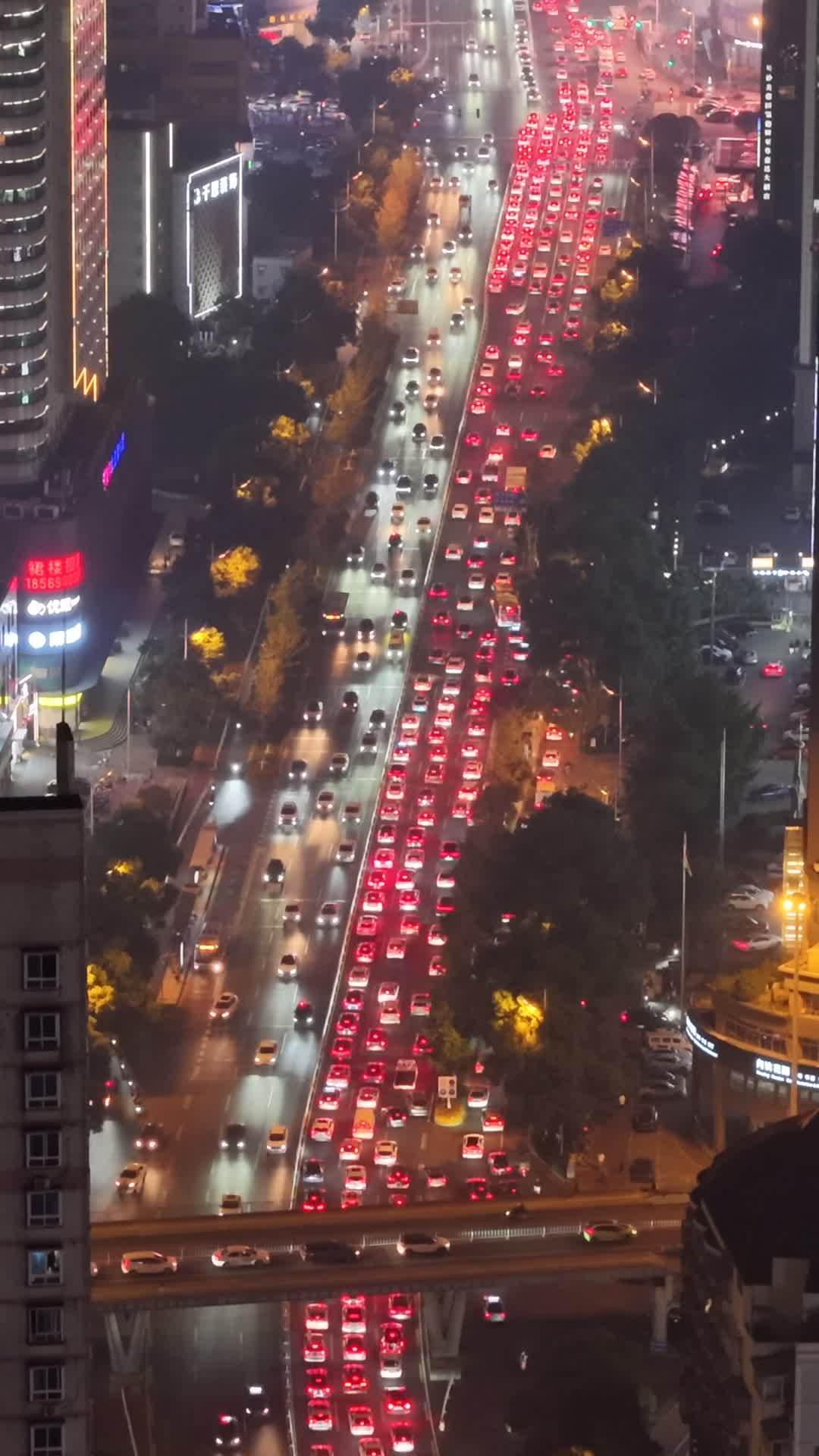 都市夜色中的车流