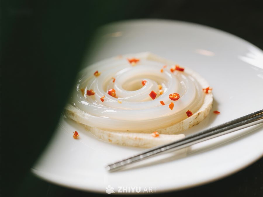 精致盘中螺旋菜品配以红椒点缀 518