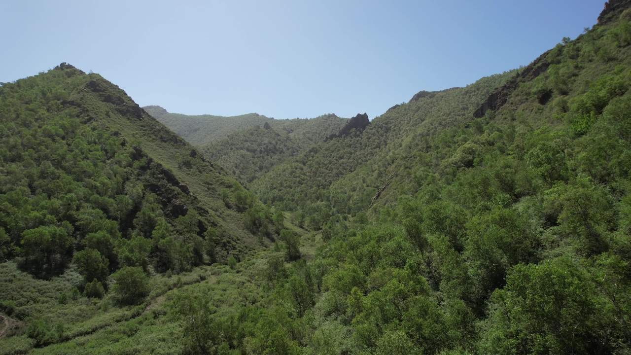 航拍绿色山川自然景观