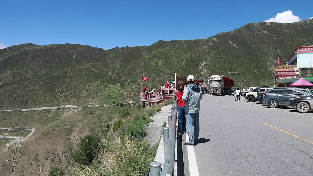 318国道72拐观景台登山者合影留念