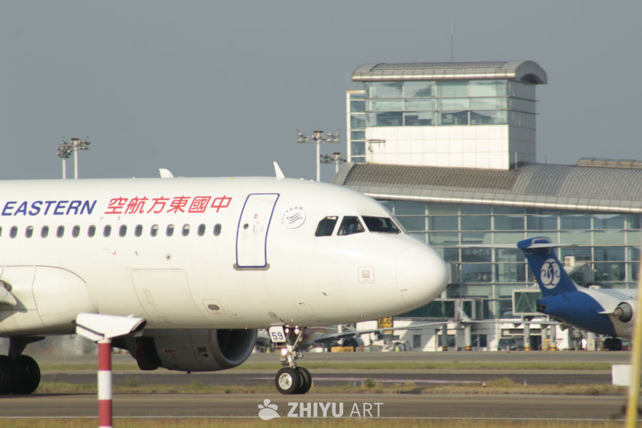 东方航空客机在机场跑道上