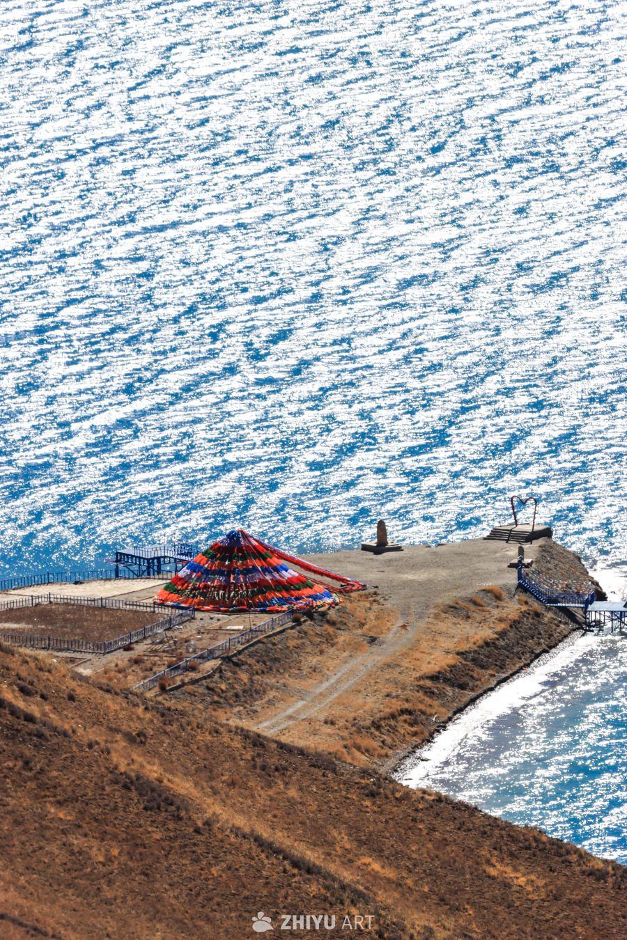 湖畔经幡随风飘扬