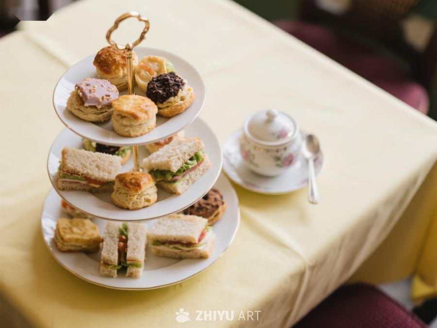 三层点心架与茶杯的优雅下午茶