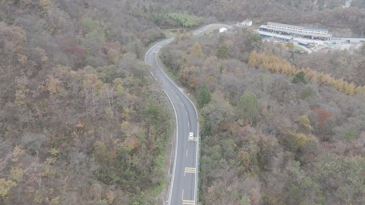 航拍公路弯道行驶车辆