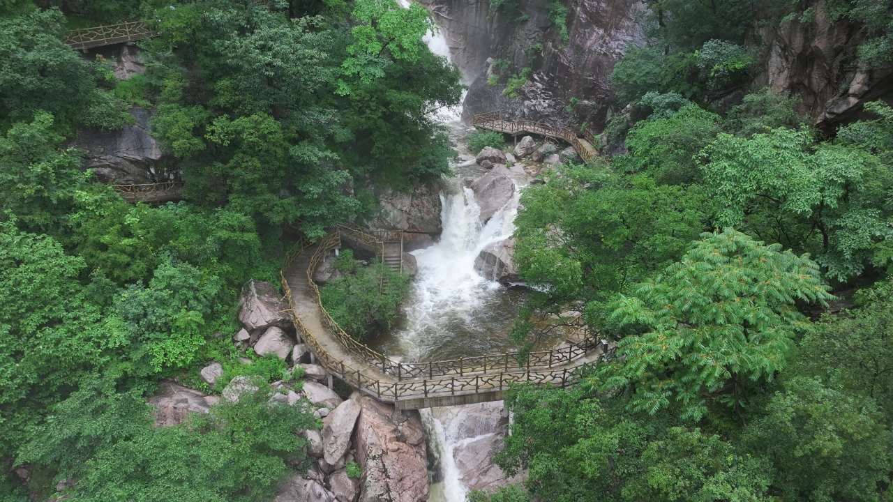 雨中森林瀑布