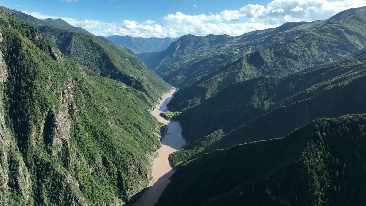 壮丽高山峡谷与蜿蜒河流全景