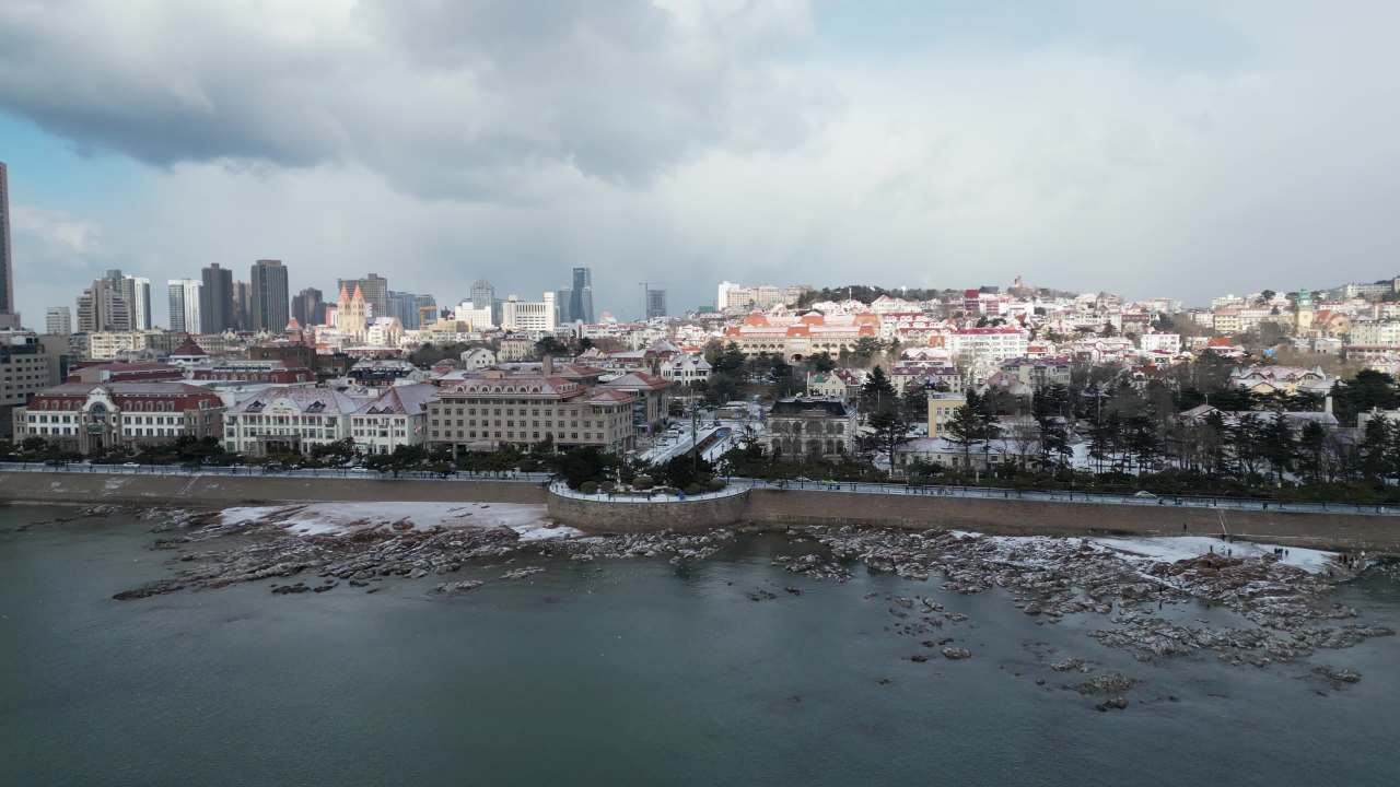 青岛市南海边老城区小青岛公园冬天雪景航拍 39