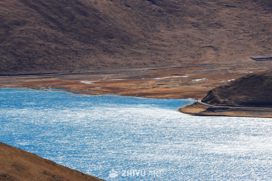 湖畔山峦静谧景