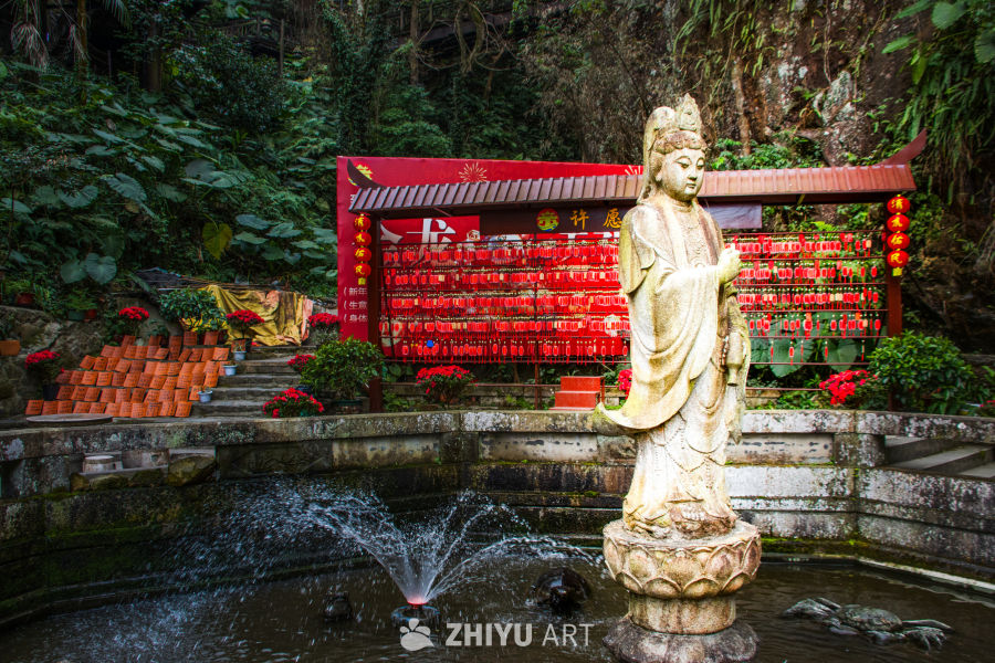 寺庙中的宁静与祈福