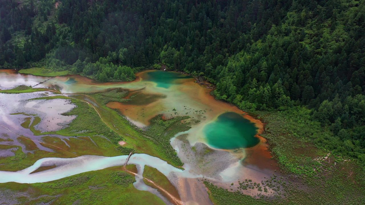 航拍雨中的川西莲花湖深处河谷湿地风光