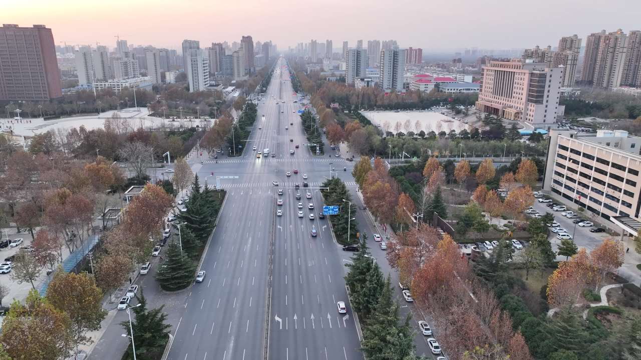 城市黄昏时的繁忙交叉路口