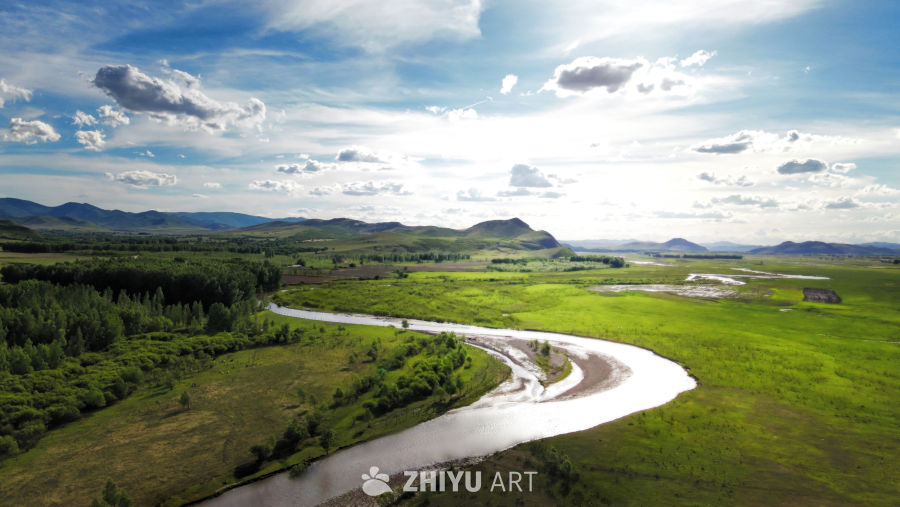 蜿蜒河流与绿野蓝天