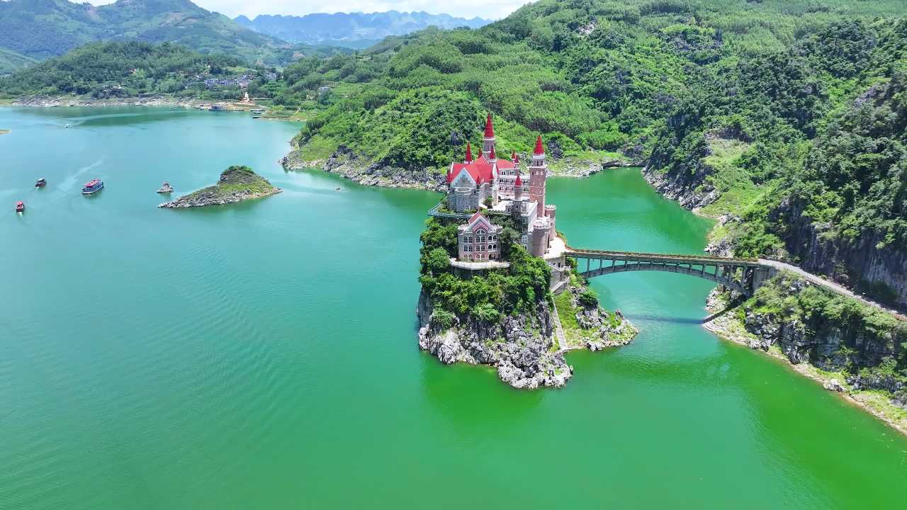 4K航拍绿水青山欧式建筑万峰湖吉隆堡