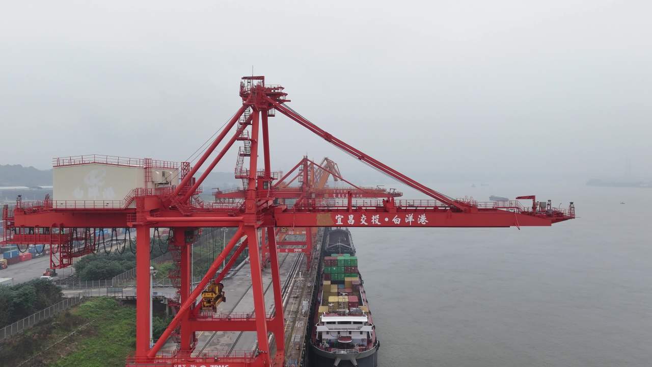 港口起重机作业航拍