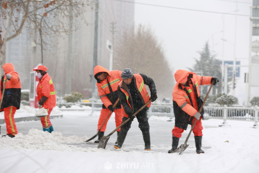 雪中坚守的清洁工