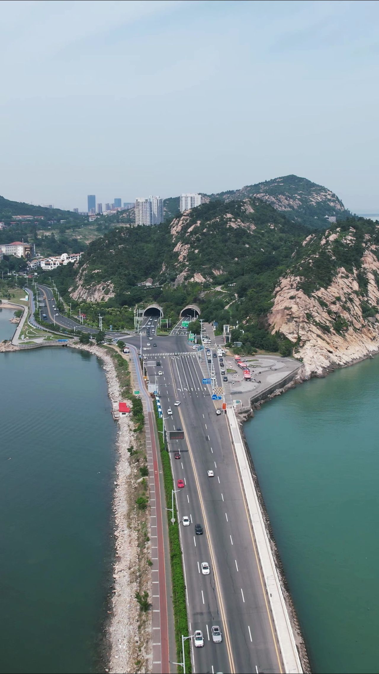 大海海浪沙滩风景浪花竖屏航拍  