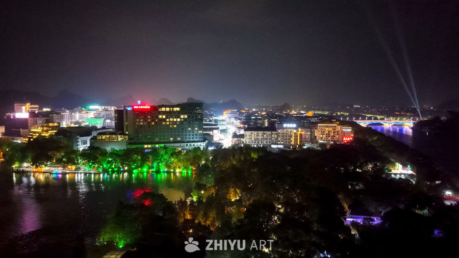 桂林夜景：灯火辉煌的城市与自然