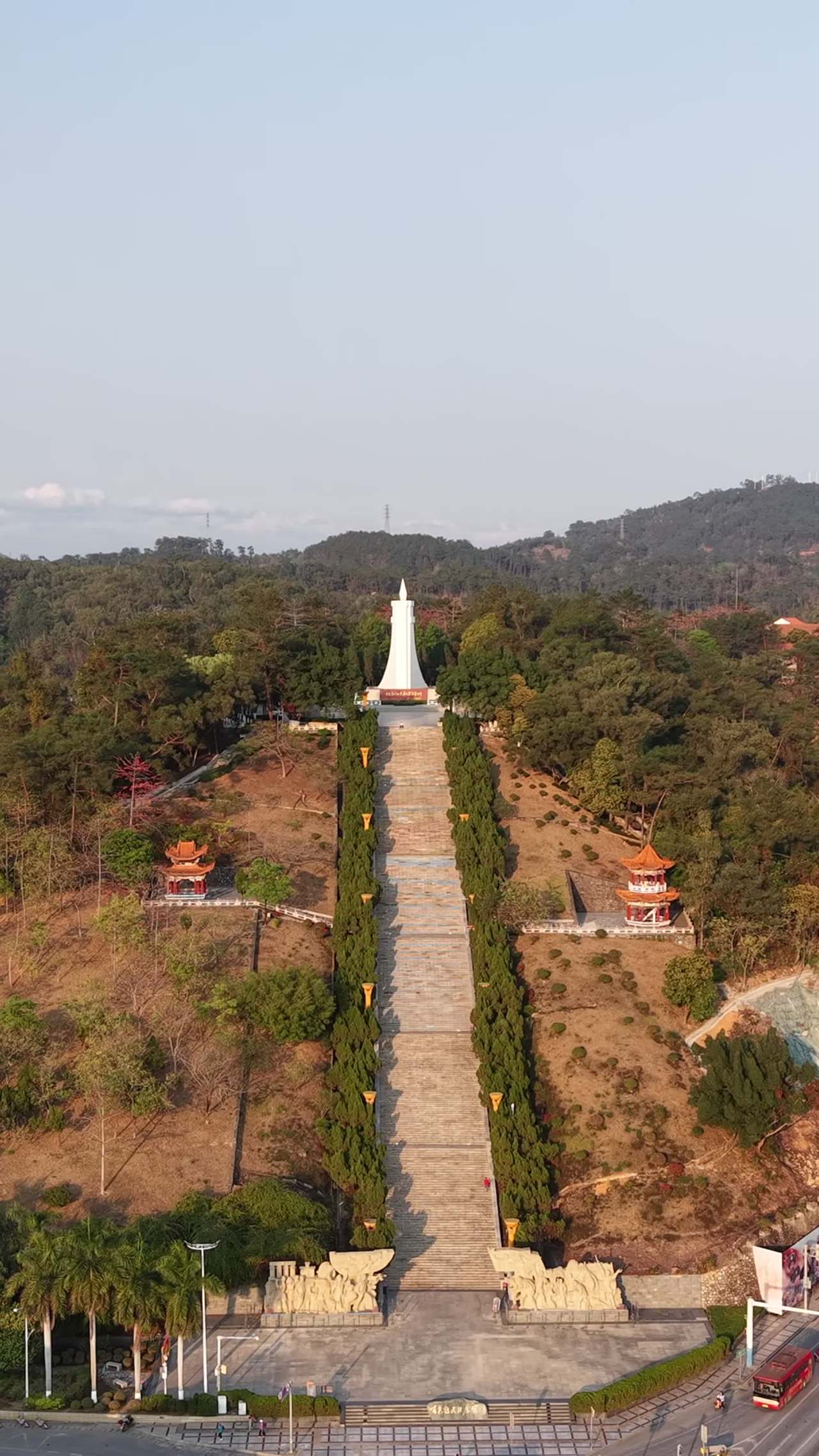 纪念碑前的宁静台阶