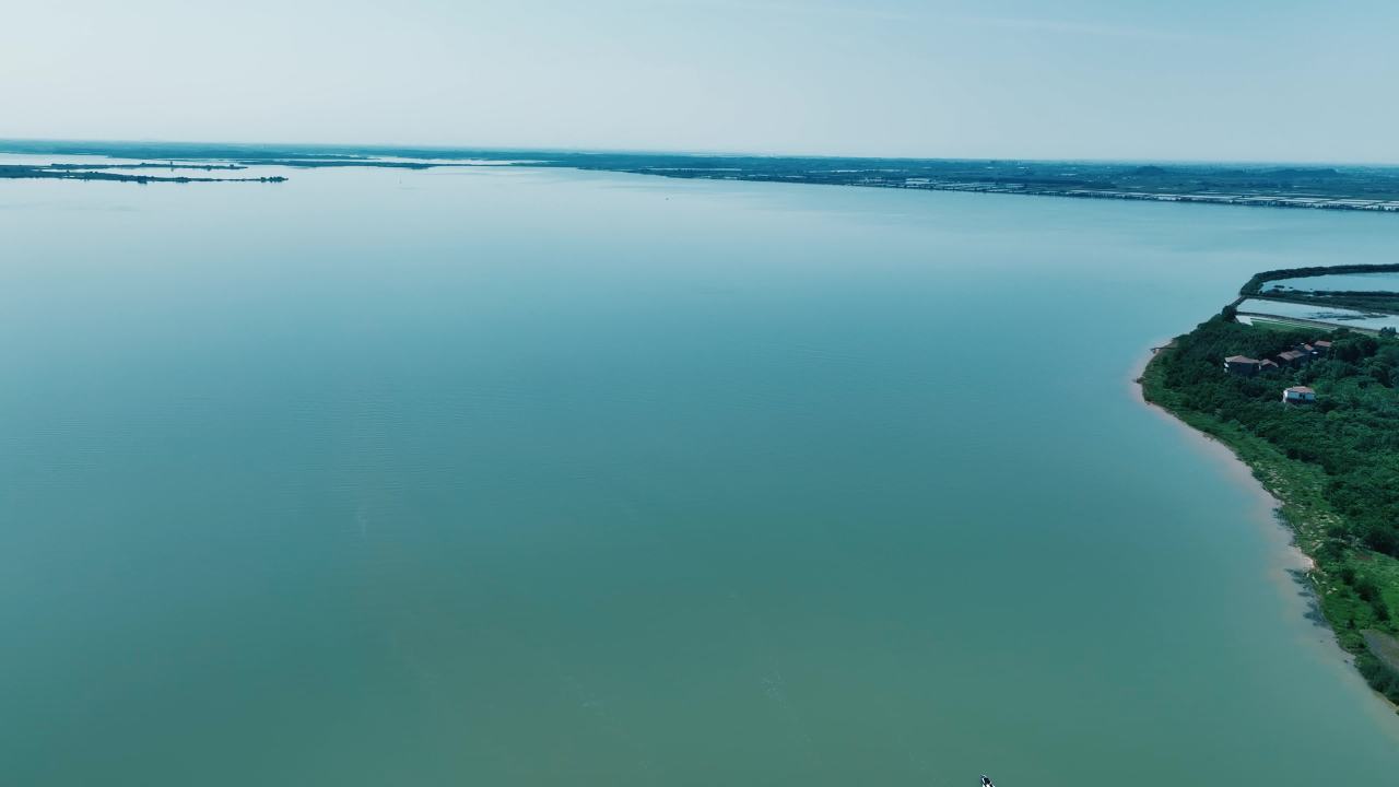 航拍水质检测船