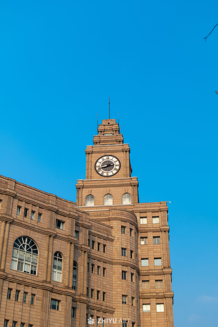 古典钟楼映蓝天