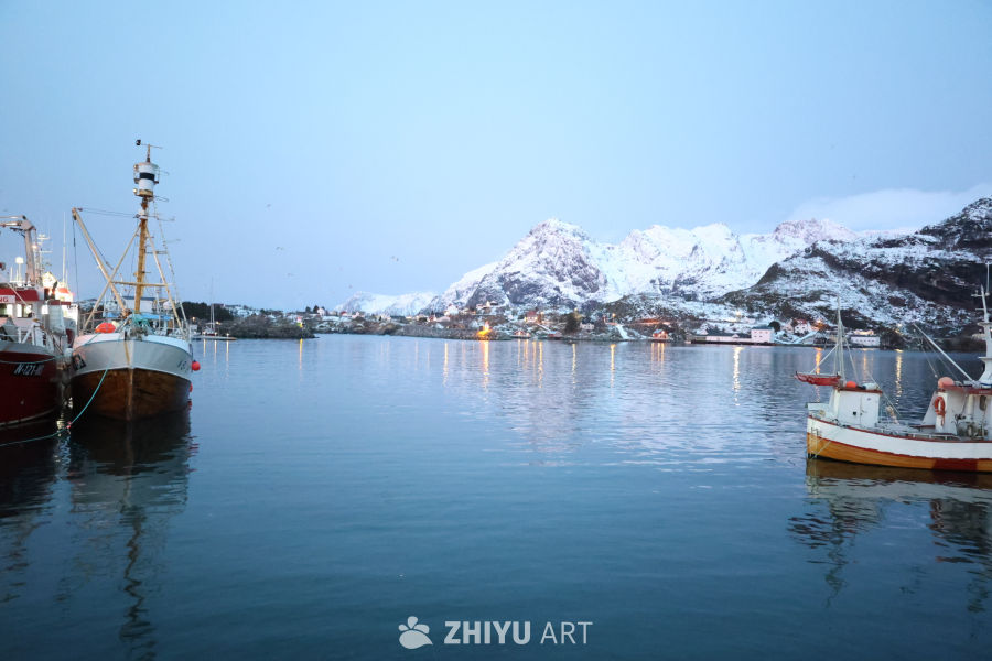 晨曦渔港与雪山