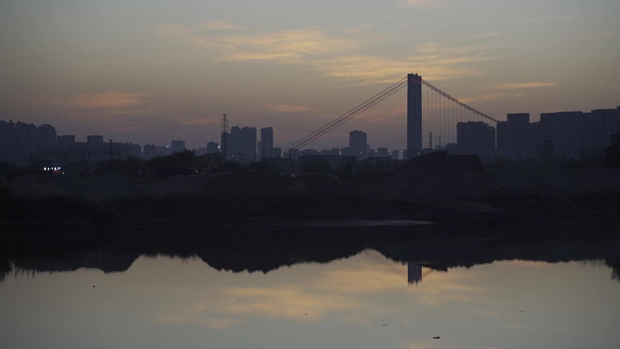 夕阳下低照明度的城市水库旁