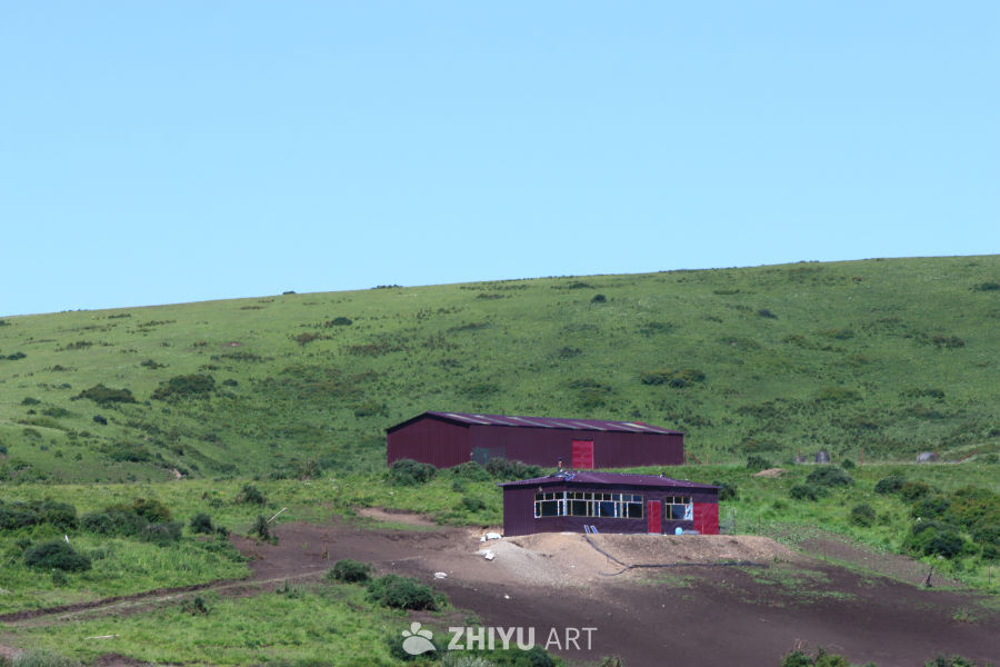 山丘上的红色小屋