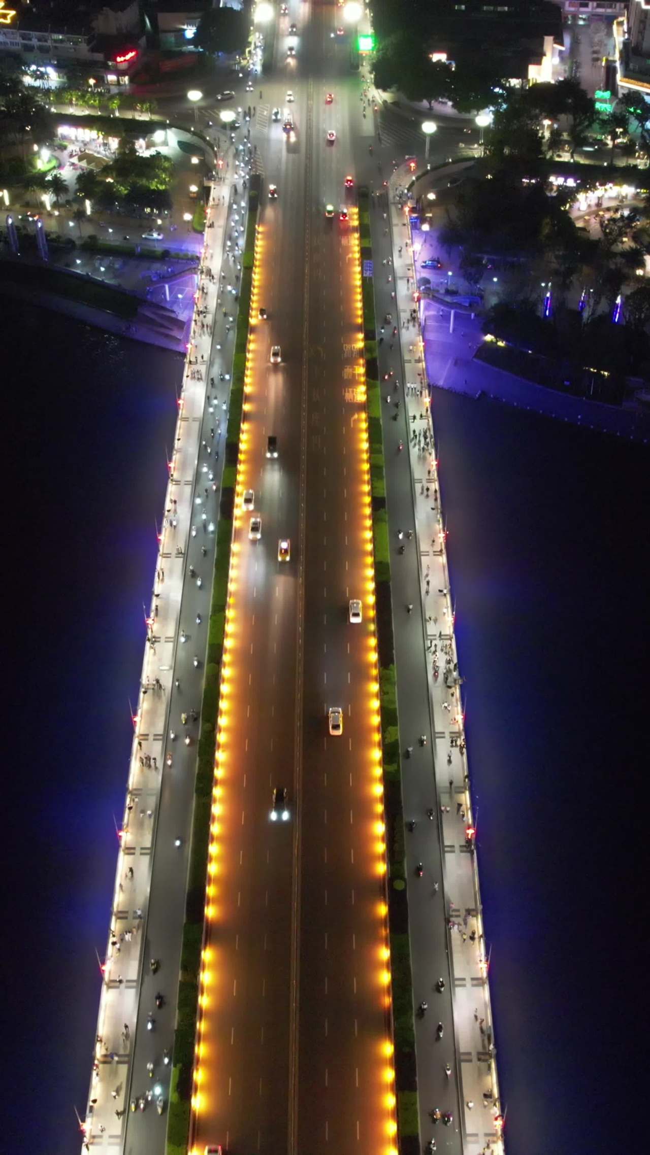 夜幕下的城市桥梁