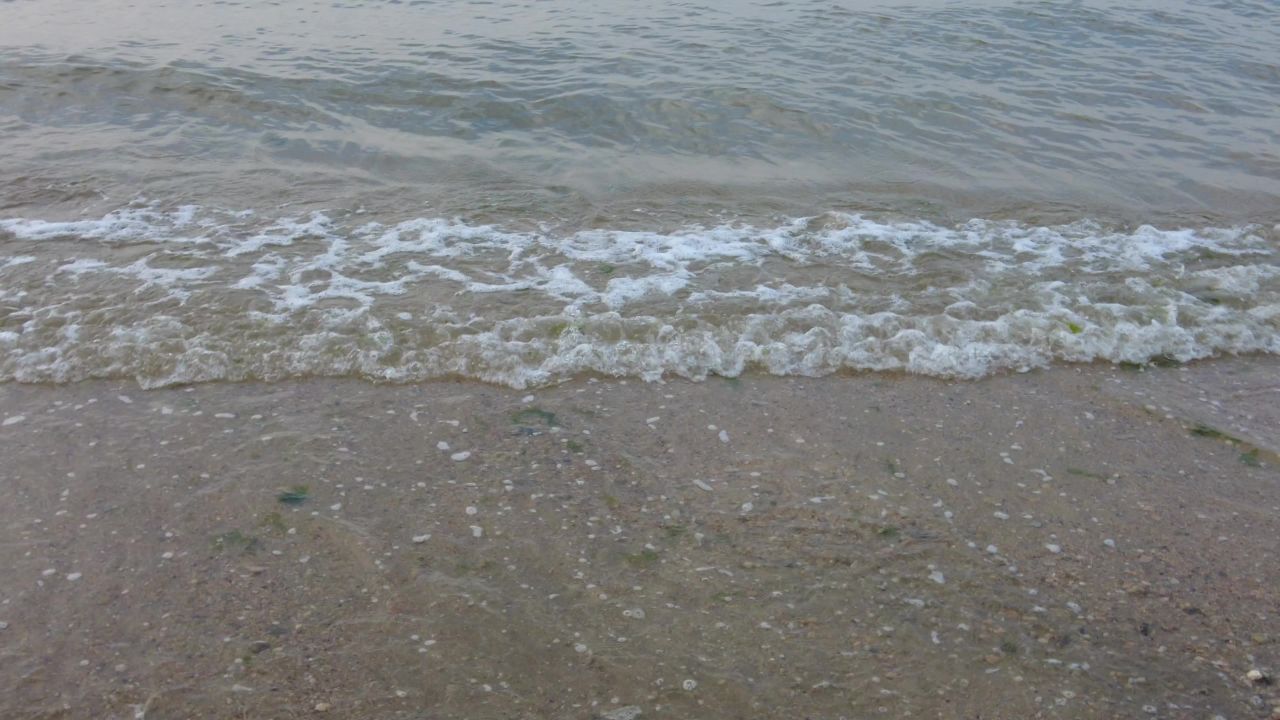 大海海浪沙滩蓝天白云实拍 