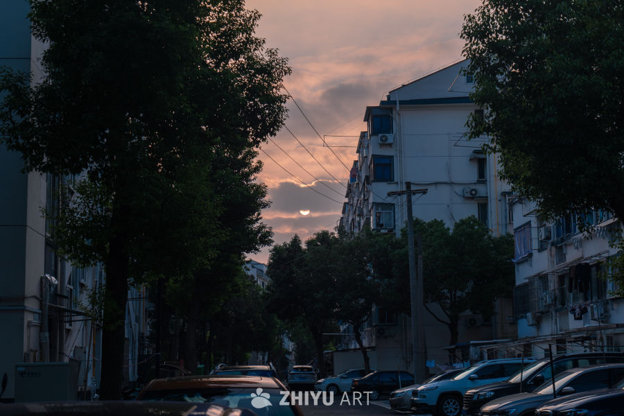 黄昏下的城市街道