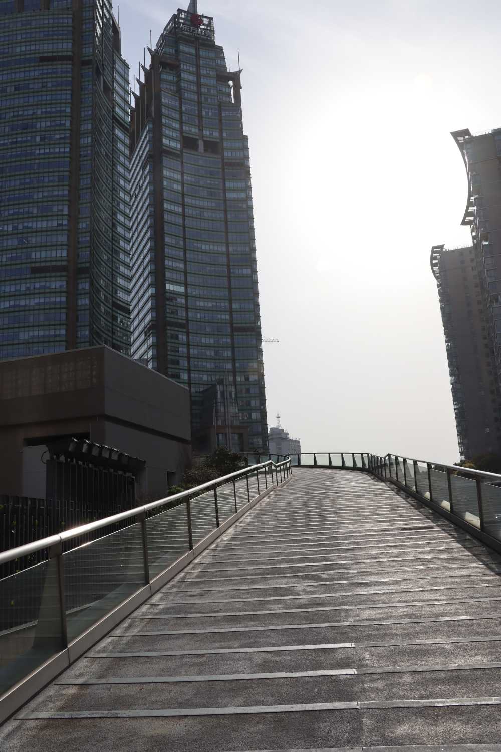 站在复兴东路天桥，仰望上海东方国际金融广场