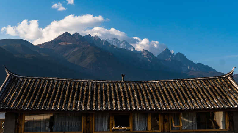 屋后玉龙雪山