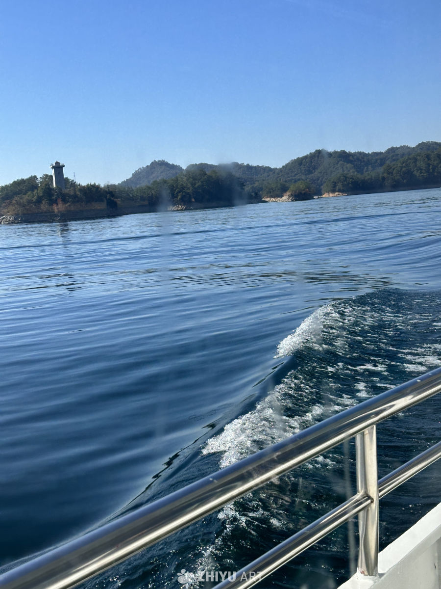 湖上航行，波光粼粼