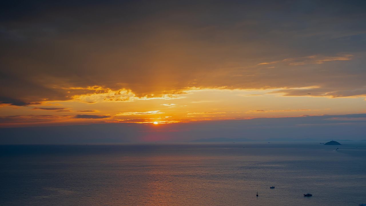 珠海东澳岛二四年十月海边落日时分