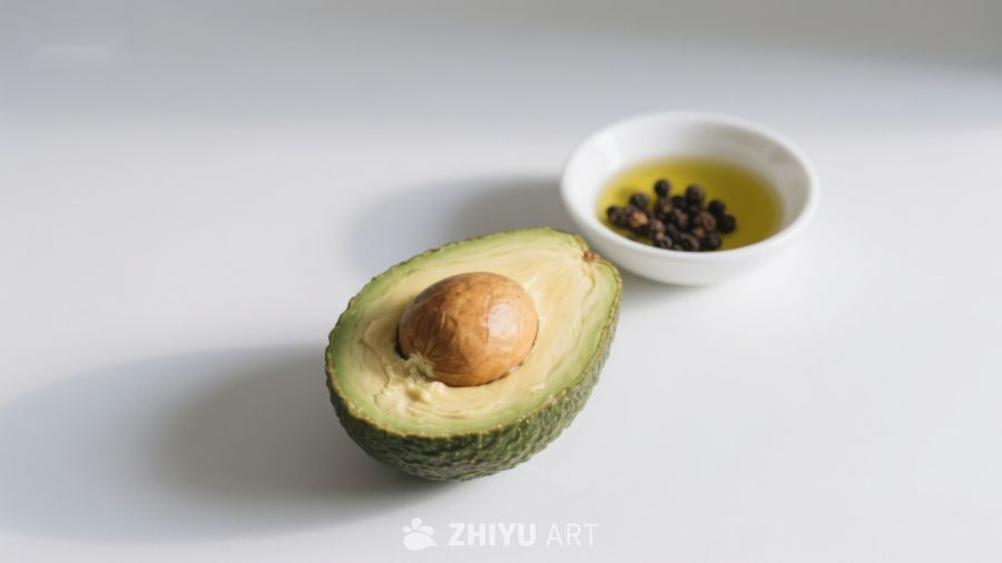 新鲜牛油果与调料碗