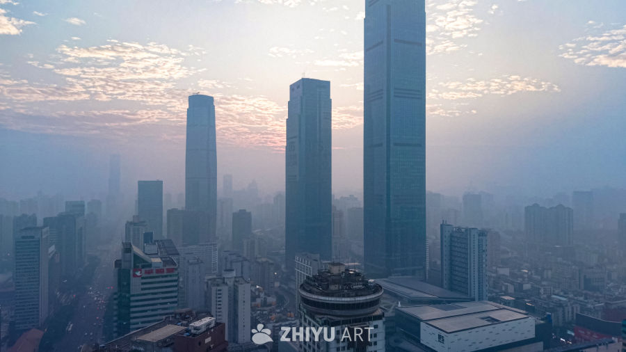 晨雾中的都市天际线