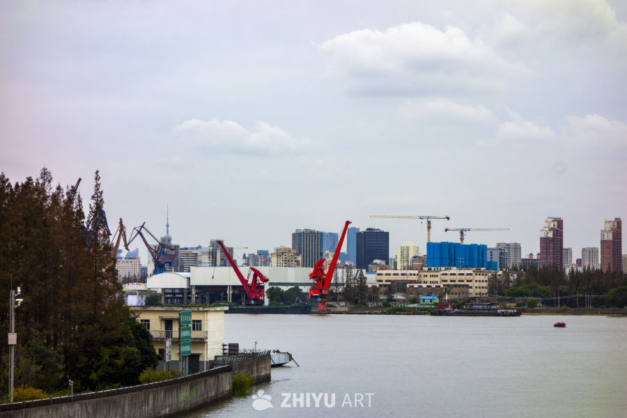 城市河畔的工业景象