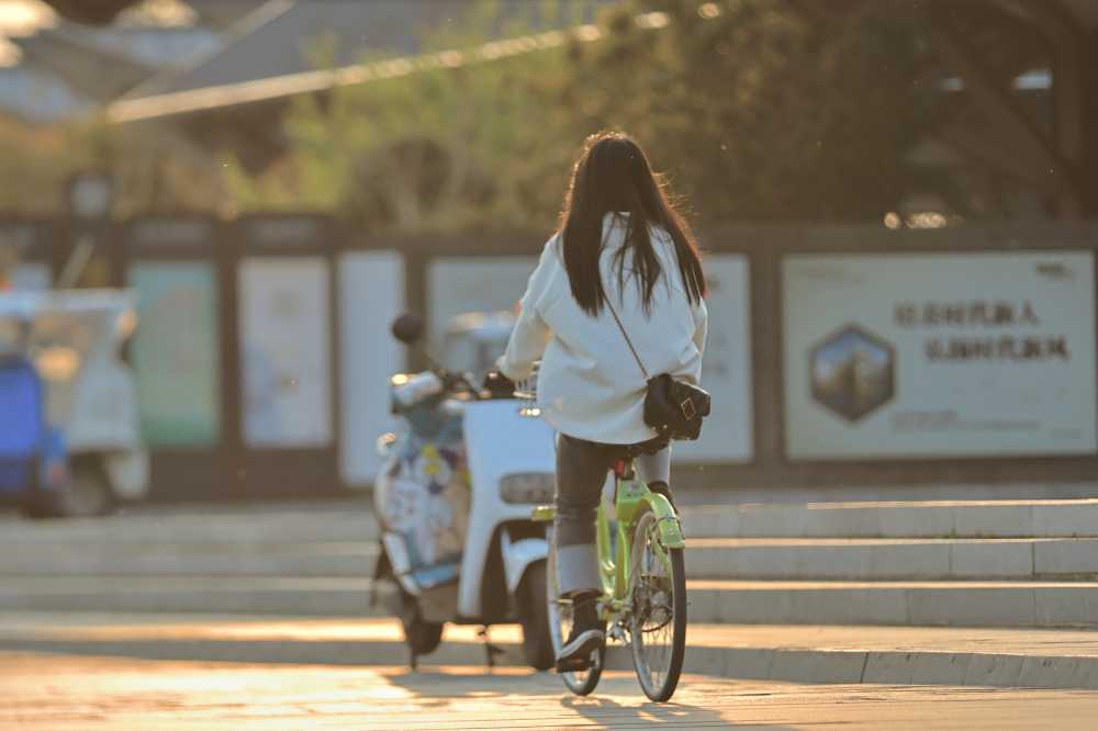 夕阳下女孩
