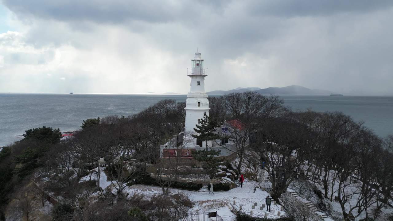 青岛市南海边老城区小青岛公园冬天雪景航拍 19