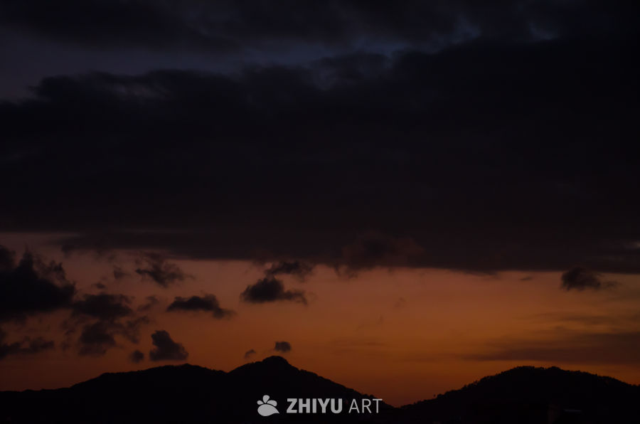 黄昏的山影
