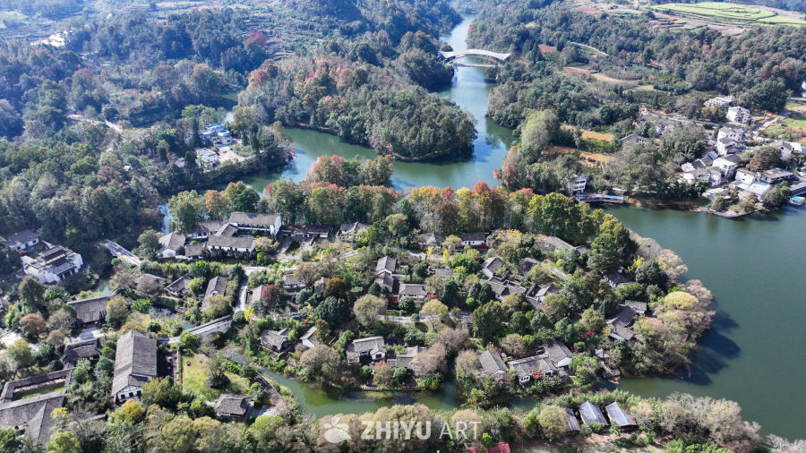 航拍水边枫叶美景  初冬枫叶似火 11