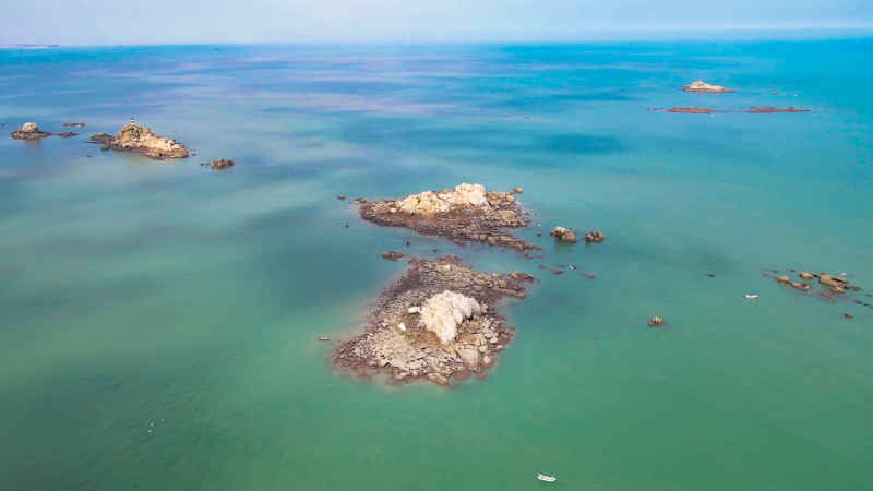 大海海洋沙滩礁石风景航拍摄影图 