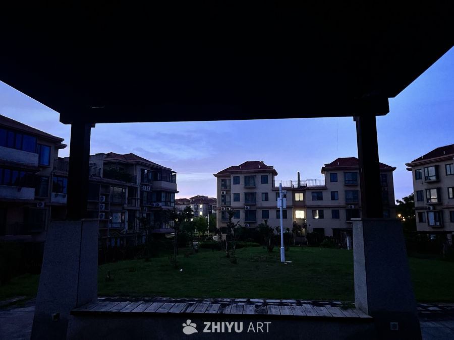 黄昏下的宁静社区
