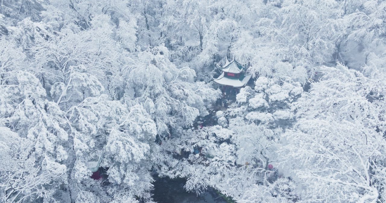 湖南长沙岳麓山爱晚亭雪景航拍 6