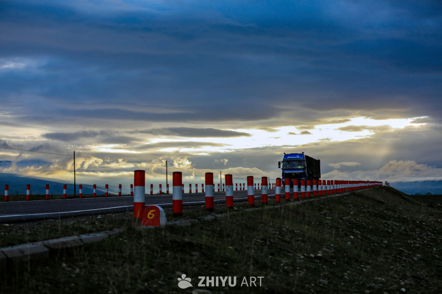 夕阳下的公路