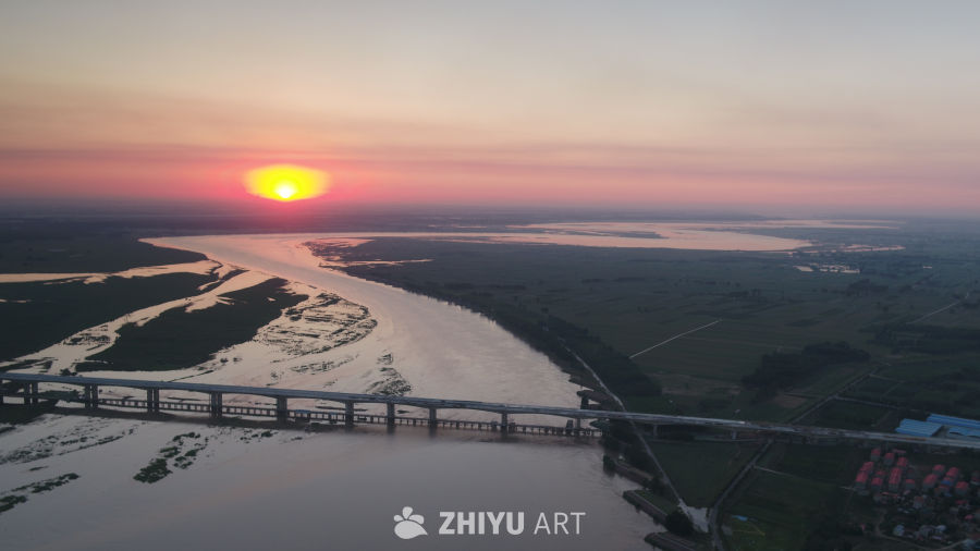 夕阳下的河流与田野