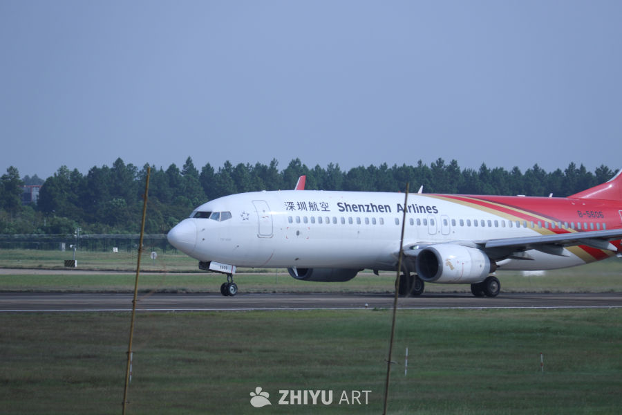 深圳航空飞机在跑道上