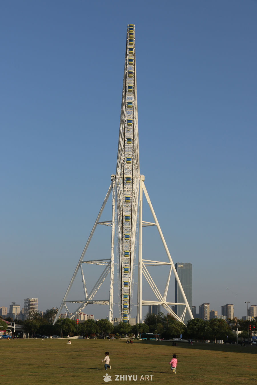 摩天轮下的城市乐园